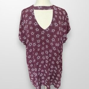 Torrid Womens Size 3 3X Blouse‎ Tunic Top Short Sleeve Cutout Maroon Stars